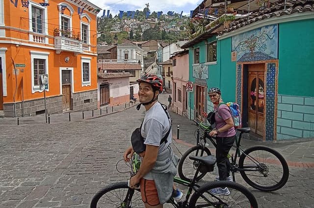 Quito 360 Bike Tour: Modern to Old Town with Chocolate Tasting