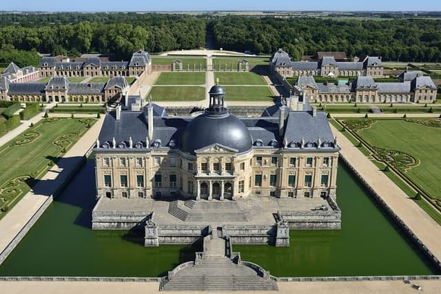 Chateau of Fontainebleau and Vaux le Vicomte 9-Hour Private Tour