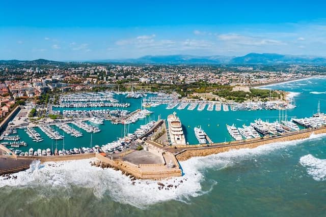 Explore Antibes in 60 minutes with a Local