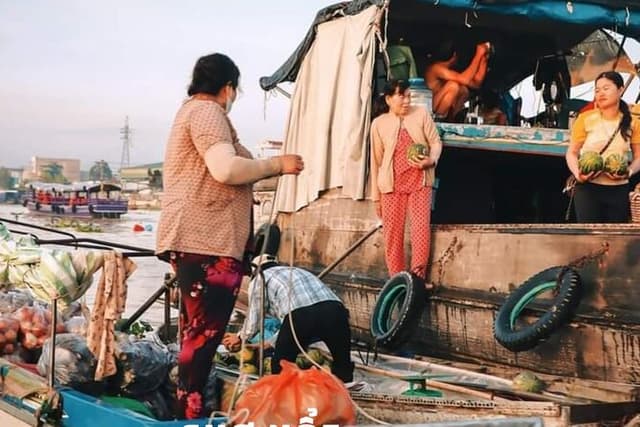 Explore Floating Market with Local People