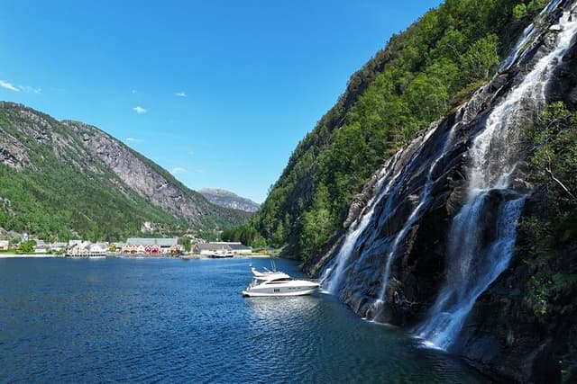 Private yacht Fjord and waterfalls cruise to Modal / Mostraumen