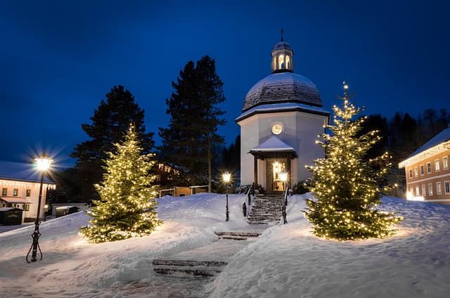 Private Tour to the Silent Night Chapel with Live Performances