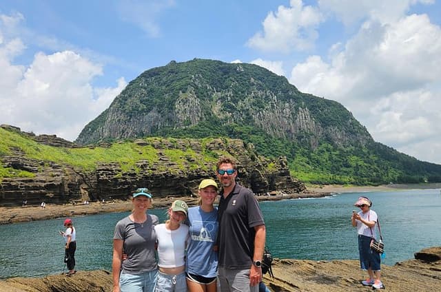 Jeju West Small Group Tour with Lunch and Tangerine Picking