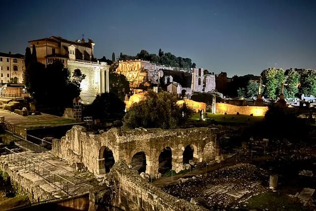 Colosseum and Roman Forum Sightseeing Area Night Walking Tour