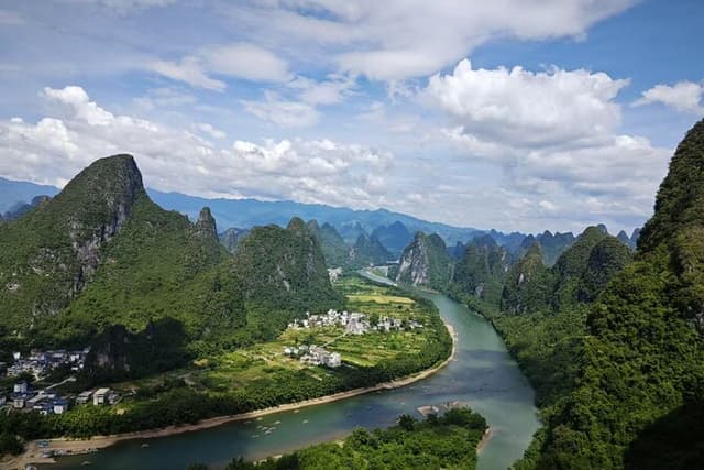 Guilin Best 1-Day Tour: Li River, Xianggong Hill and Yulong River