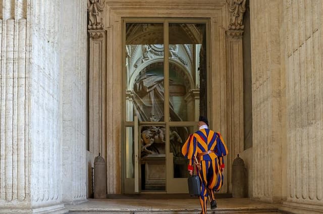 Rome: St. Peter’s Basilica Tour, La Pietà, Papal Tombs and Dome