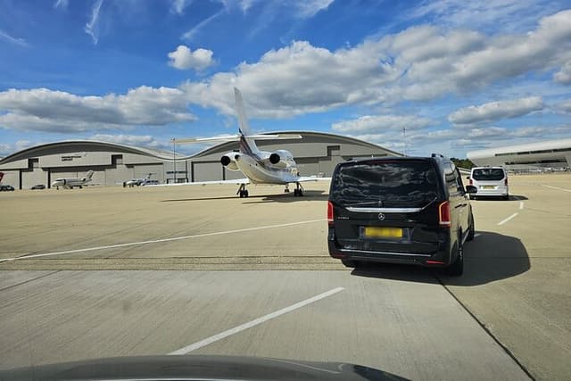 Private limo transfers Gatwick Airport to/from any London hotel