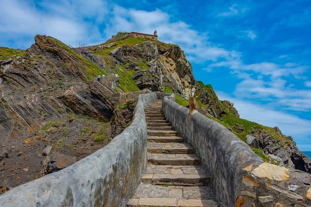 From Bilbao: Gaztelugatxe, Bermeo, Mundaka and Gernika with Txakoli