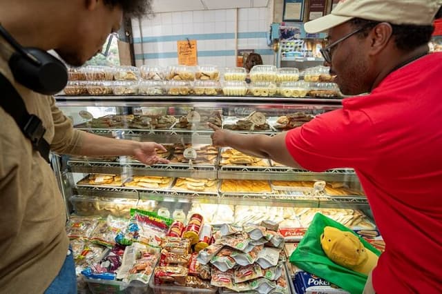 Brooklyn Food Walking Tour: Local Eats & Family‑Run Shops