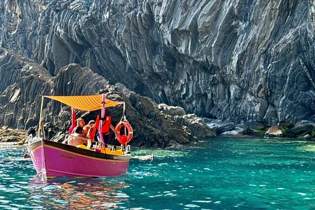 Swim&Enjoy 5 terre on the PINK Hyena with Captain Jenny!