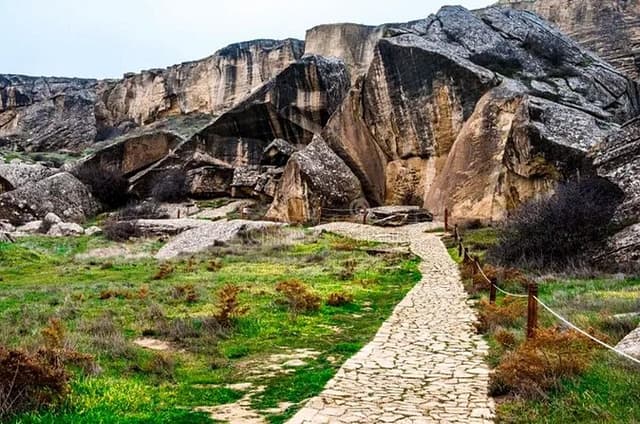 Baku : Gobustan, Absheron Sights Guided Day Trip Lunch included