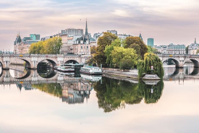 Paris History Walk: Medieval Marais, Notre Dame Islands & Stories