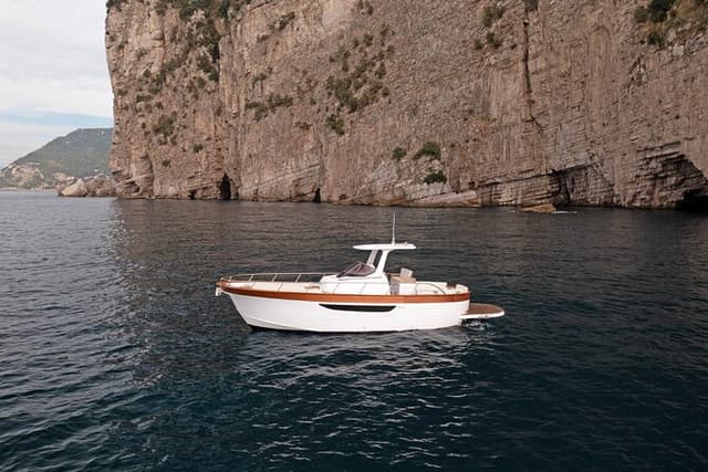 Capri Private all inclusive Boat Tour with City Exploration