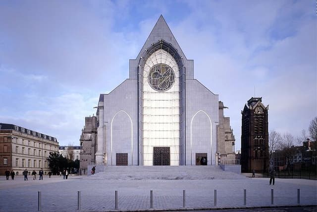 Lille: City Walk with Audio Guide in 7 Languages on your Phone
