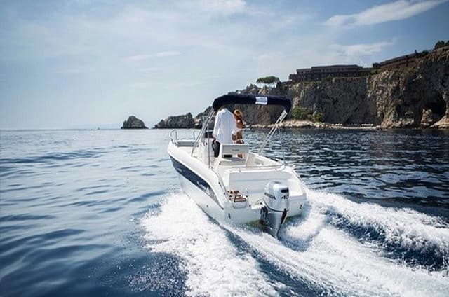 Private Boat Tour in Taormina Bay with Prosecco Frutta