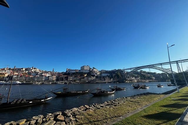 Discover Porto with an Official Guide: A Tour of Iconic Landmarks