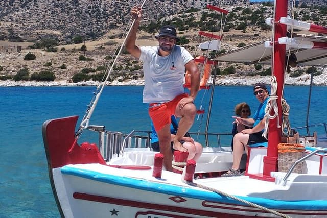 Naxos: Private Traditional Boat Trip to Rina Cave from Panermos