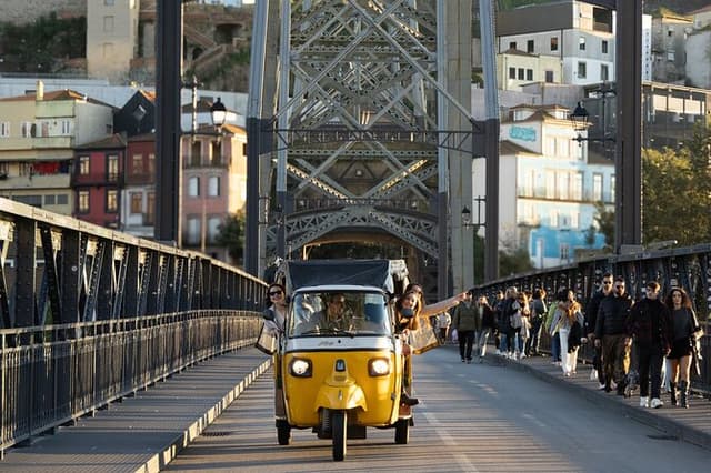 Porto: Fun Private Tuk Tuk Tour