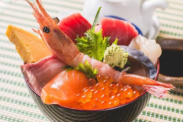 Authentic Sapporo: Nijo Market Seafood Lunch & Local History Tour