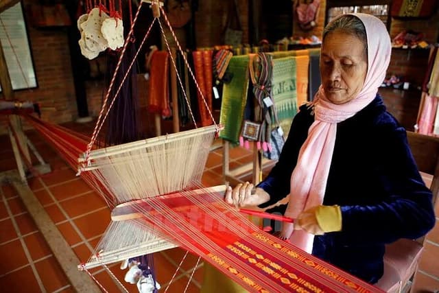 Hanoi: Private Tour to Van Phuc Silk & Duong Lam Ancient Village