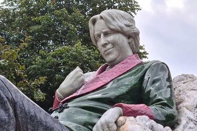 Oscar Wilde Dublin Walking Tour with Expert Local Guide