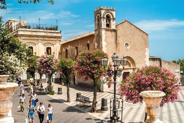 Taormina Walking Tour with Audio and Written Guide by a Local