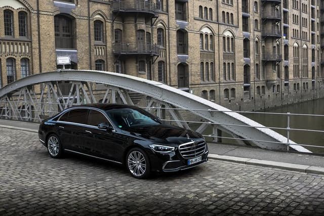 Private sightseeing tour with a Mercedes S-Class