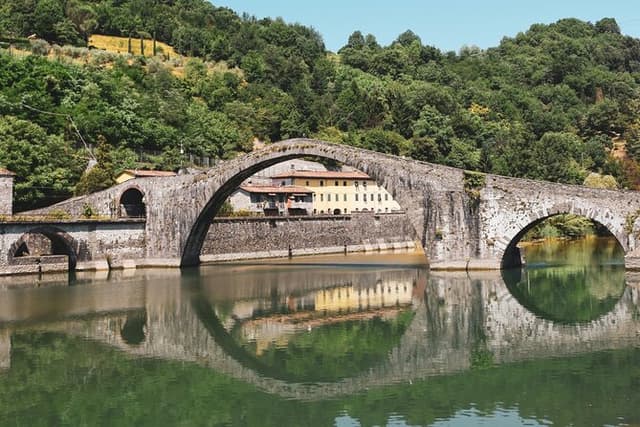 Discover the Valley of Lucca with a private tour by van
