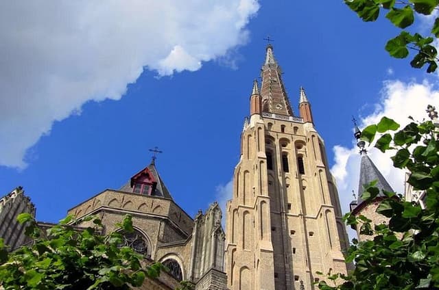Private Bruges Walking Tour: Highlights & Michelangelo’s statue