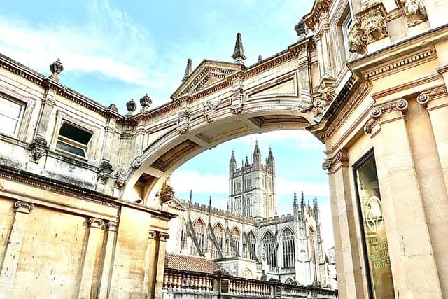 Discover Bath on a Spanish Walking Tour