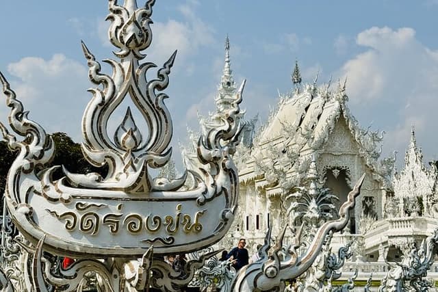 Visit Chiang Rai Temples and Lalitta Cafe from Chiang Mai