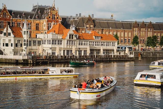 Amsterdam Open Boat Tour with Local Guide