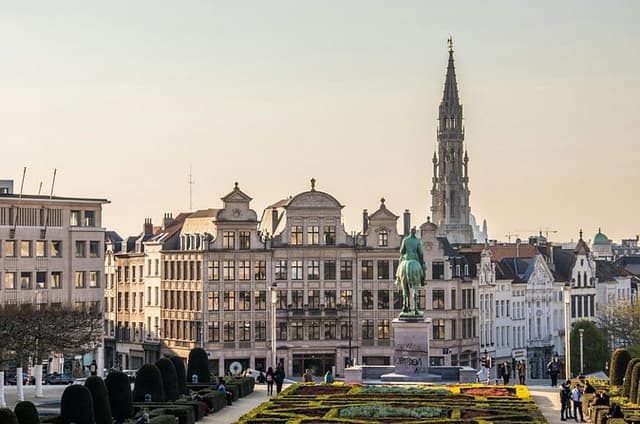 Brussels Walking and Bus Tour with Waffle Tasting Experience