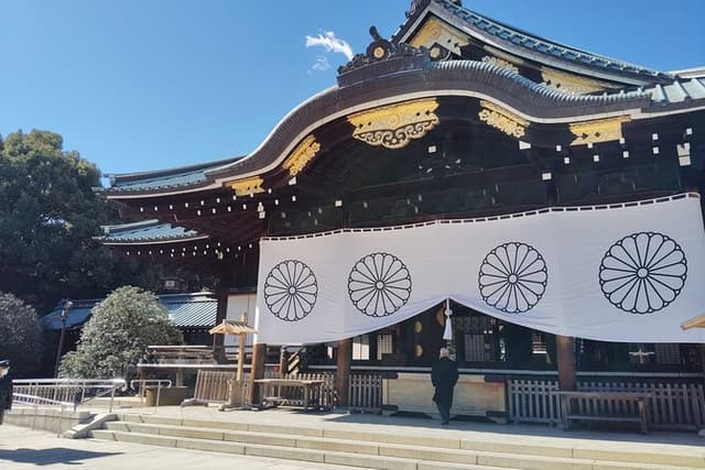 Tokyo War History Tour: Yasukuni Shrine & War Museum