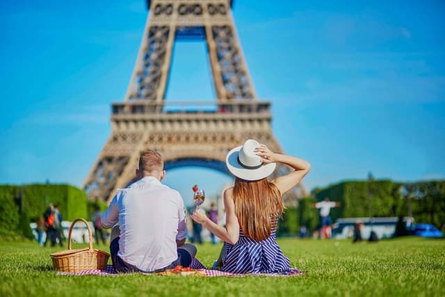 Paris City Tour with Audio Guide + Archeological Crypt Ticket