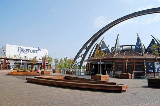 Private Shopping Tour from Lisbon to Freeport Fashion Outlet