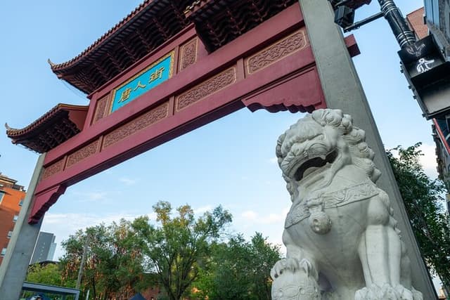 Montreal Red Light District and Chinatown Private Tour