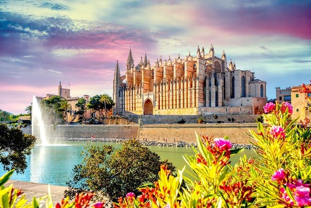 Deluxe Cruise-Friendly Tour in Palma De Mallorca and Valldemossa