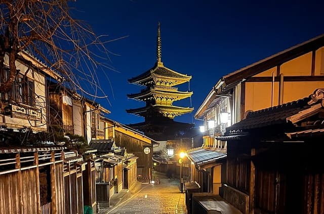 Kyoto: Gion Magical Night Walking Tour