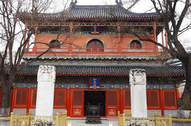 Walk Tour 15th Century Buddhist Temple and Hutong Walk