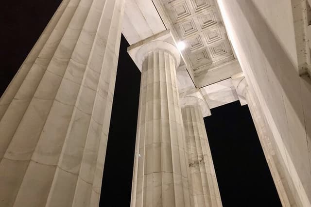 Small Group Washington DC Night Tour