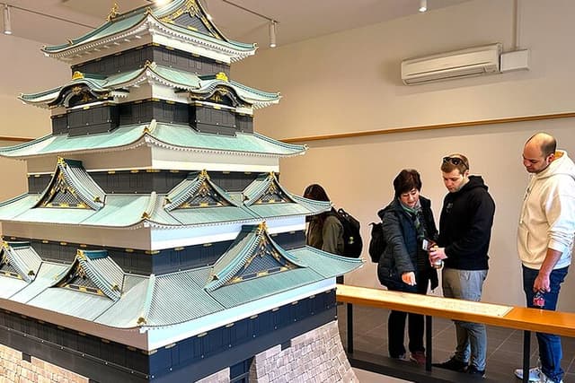 Tokyo Castle & Imperial Palace - Shogun Walking Tour