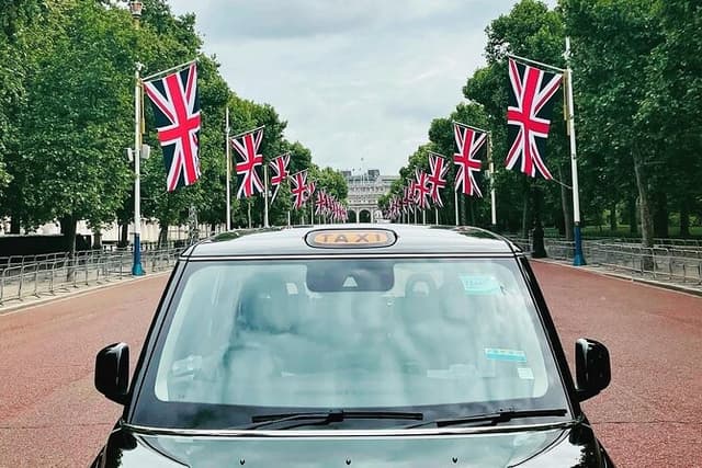 London Private Guided Taxi Tour Buckingham Palace to Tower Bridge