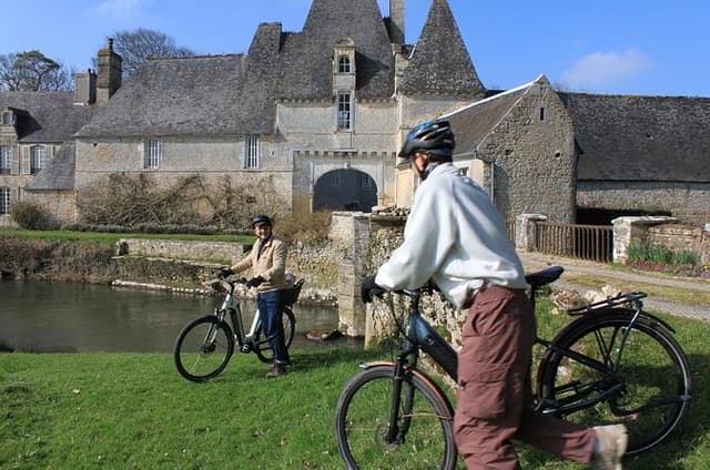 Backroads to Omaha: D-Day E-Bike & Cemetery Private Tour