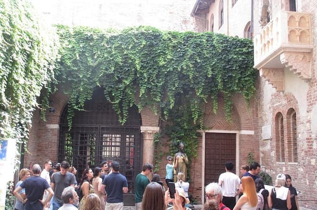 Verona Self-guided Walking Tour and Scavenger Hunt