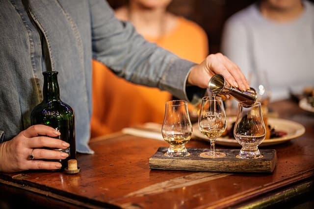 Dublin 6 Whiskey Tasting & 3 Food Pairing Walking Tour with Local