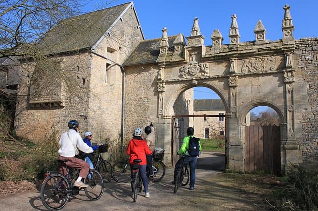 D-Day Private Full-Day E-Bike Tour: Omaha Beach & Pointe du Hoc