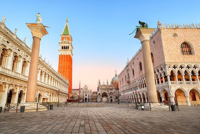 Crowd-Free Early Morning Small Group Venice City Guided Tour