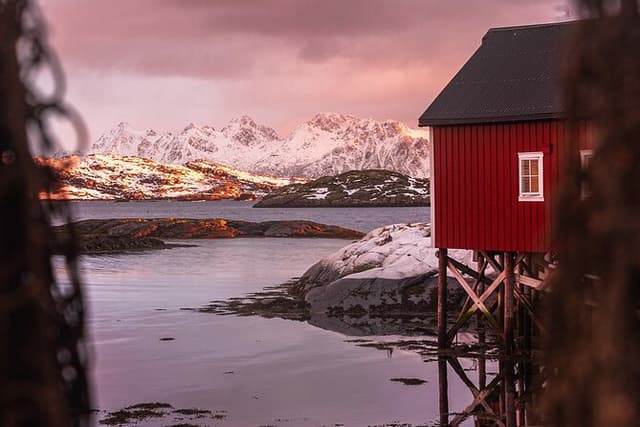 History and Photo Tour Henningsvær and Svinøya