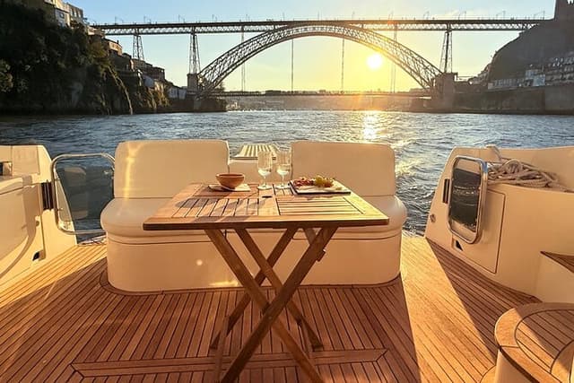 Porto: Luxury Yacht Cruise – 6 Bridges with Wine Tasting & Snacks